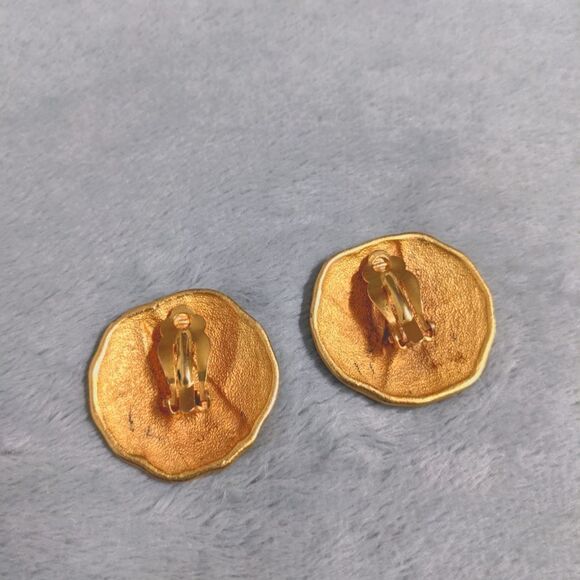 Vintage Textured Goldtone Disc Style Clip Earrings - Picture 4 of 7